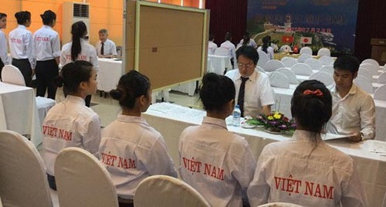 外國招聘商對勞工進行面試。