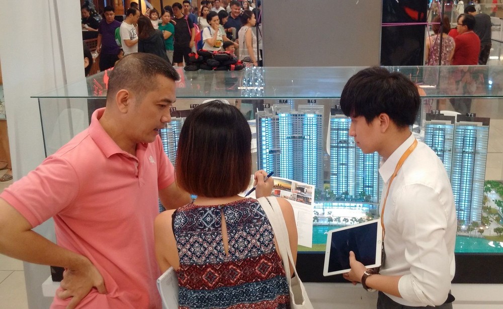 第一郡貿易中心展示房地產項目吸引國內外客戶參觀。