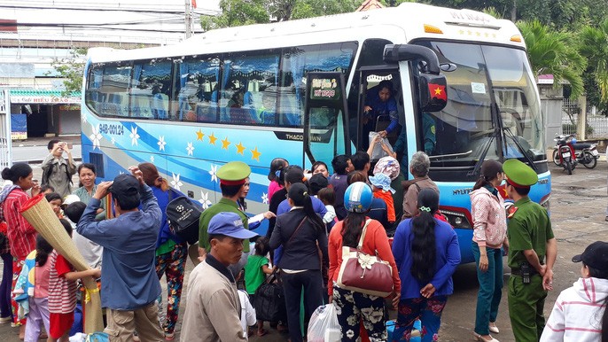 薄寮省避風民眾陸續上車回家。（圖源：維仁）