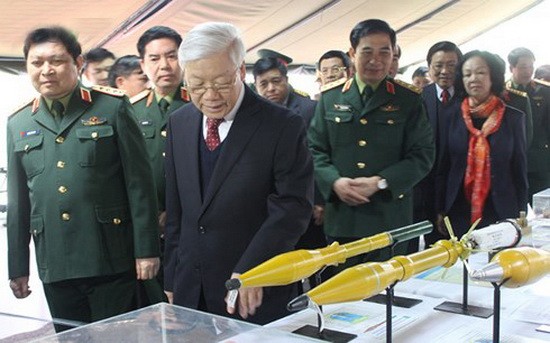 阮富仲總書記參觀軍隊科技產品陳列區。（圖源：VOV）