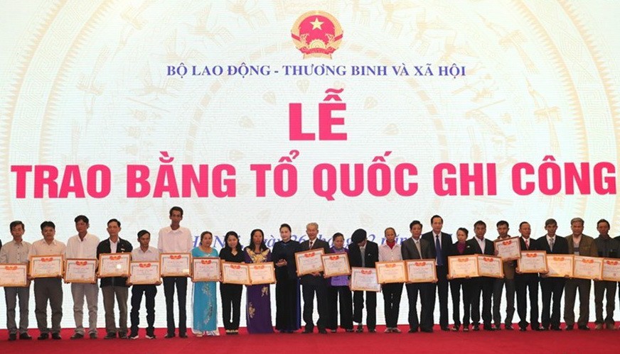 國會主席阮氏金銀向各烈士的家屬頒授“祖國記功”證書。（圖源：PV）