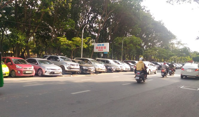 圖為沿著9月23日公園一側的停車處。（圖源：安輝）
