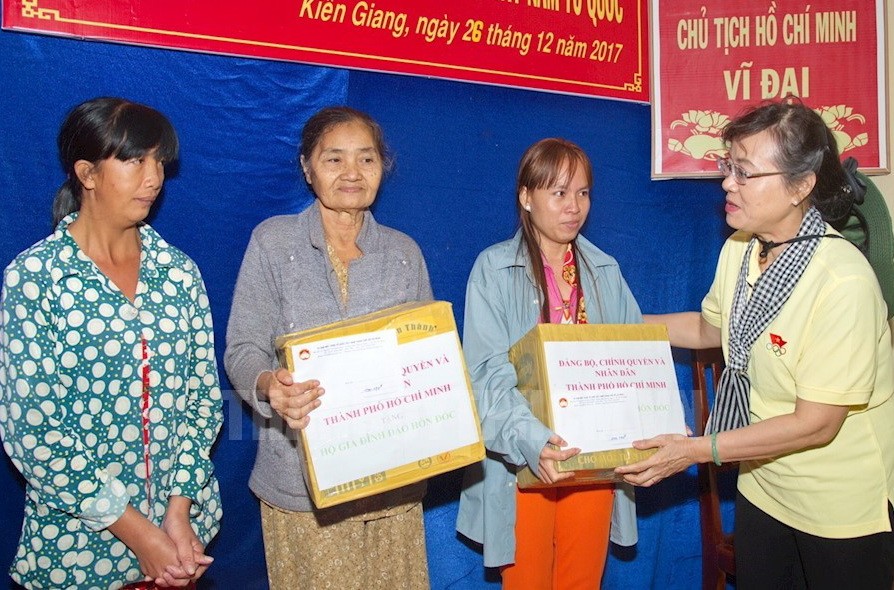 阮氏決心同志贈送禮物給居民。（圖源：市黨部新聞網）