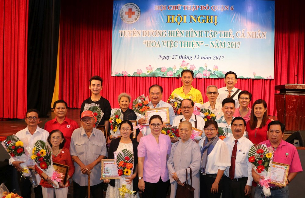 組委會向熱衷於慈善事業的集體和個人頒發郡人委會獎狀和紀念章並合影留念。