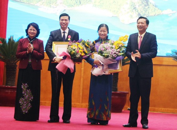 國家副主席鄧氏玉盛(左)向廣寧省委常務副書記杜氏凰和該省人委會主席阮德隆轉授二等勞動勳章。（圖源：陲針）