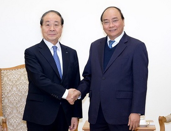 政府總理阮春福(右)接見韓國與越南友好協會主席、泛高紡織集團董事長崔勇朱。（圖源：光孝）