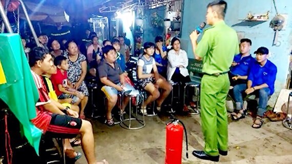 市消防幹部在平政縣一個出租房區向工人及勞動者傳達消防 知識，引導脫險技能。