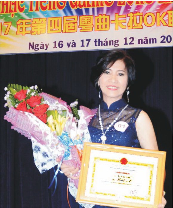 謝文英接受獎狀及祝賀鮮花。