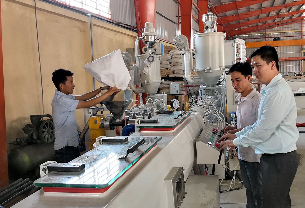 馬順通（右一）指導員工使用新引進的生產機械。