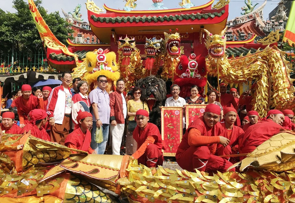 仁義堂龍獅團在溫陵會館點睛開光。