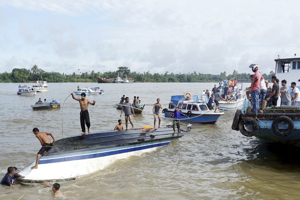 印尼一艘載有48人的快艇在加里曼丹島傾覆沉沒。（圖源：AP/Ridwan）