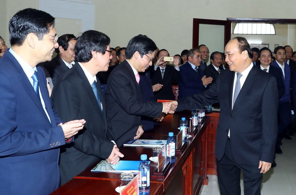 阮春福總理探望順化大學並與該校師生進行交流。（圖源：越通社）