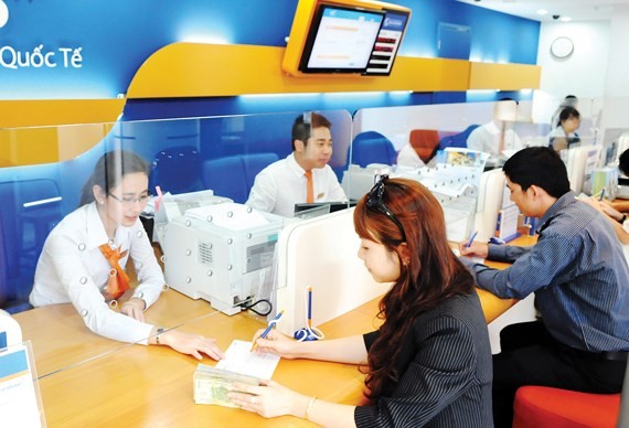 客戶在某一銀行辦理消費貸款手續。（圖源：高升）