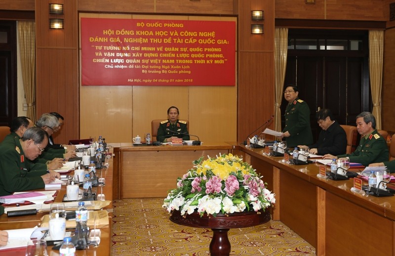  “關於國防、軍事的胡志明思想與在新時期運用建設越南國防戰略、軍事戰略”國家級題材的評價和驗收會議現場一瞥。（圖源：明慶）