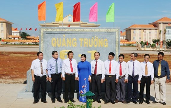 平福省福隆市領導參觀福隆廣場並合影留念。