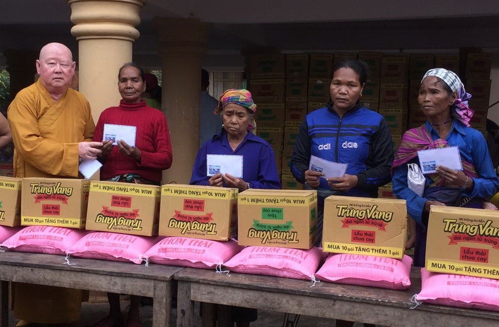 釋惟鎮法師向貧戶派發禮物。