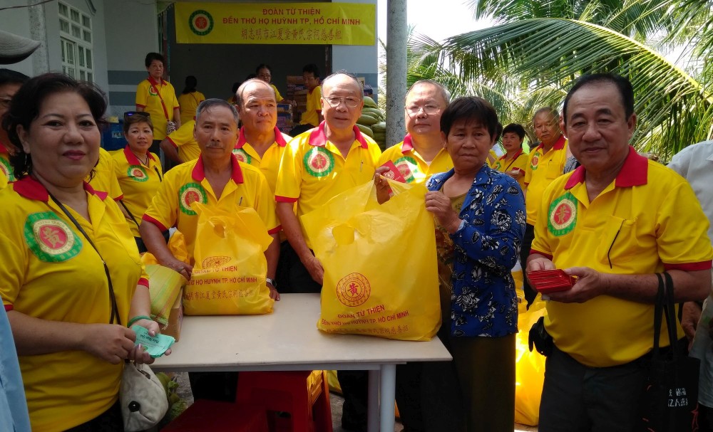 黃氏宗祠諸理事向貧戶派發禮物。