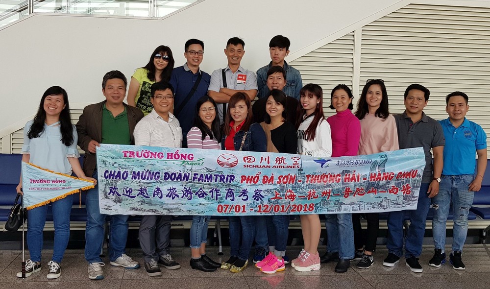 考察團在新山一機場合影。