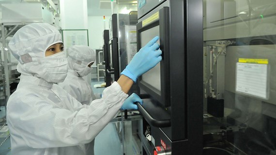 新順出口加工區某日企生產半導體晶片車間一瞥。