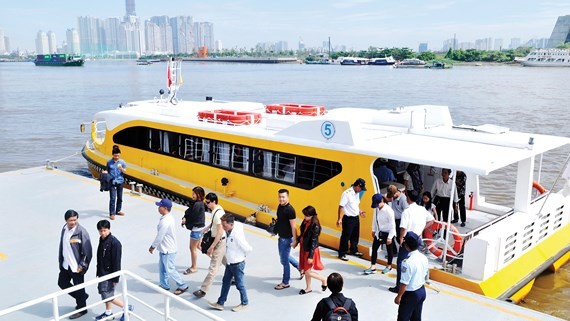 乘客搭乘水上巴士。