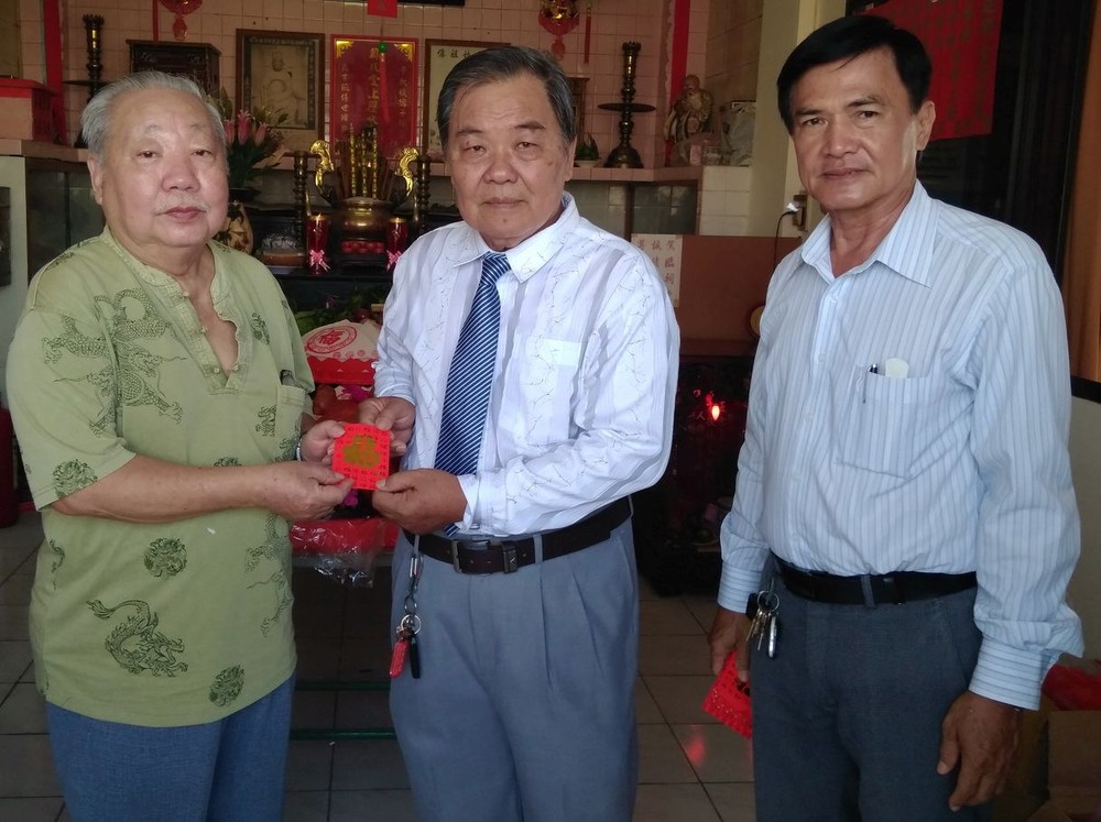 新任理事長蘇漢光（中）向長老敬送“利是”。