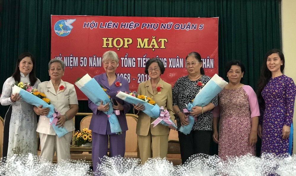 第五郡婦女會向４位越華婦女贈送鮮花。