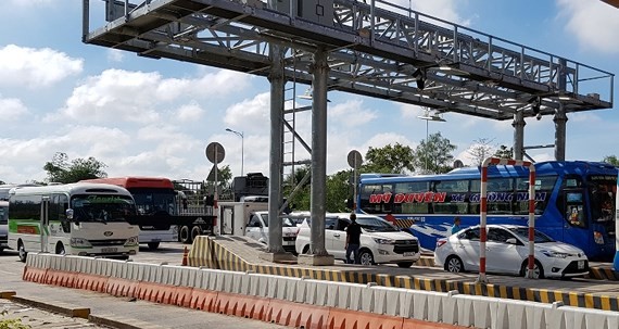 眾多司機不願意購票並停車不過收費站。