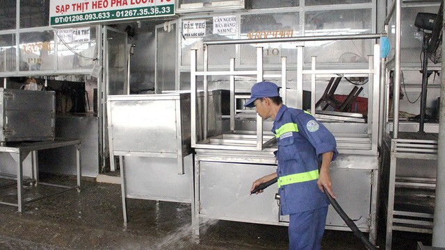 福門農產品與食品集散市場衛生工人正清洗試行開展確保食品安全市場模式的豬肉銷售區。