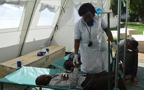 贊比亞衛生部長齊塔盧‧奇盧菲亞當地時間9日在新聞發佈會上說，贊比亞全國累計感染霍亂的病例已達2802人，其中64人死亡。（圖源：Anadolu Agency）