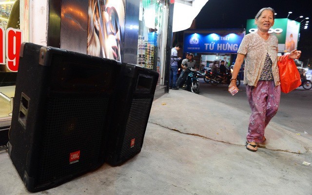 在平盛郡杭青區域某人行道上的兩部音量開到極致，以推銷 產品的擴音設備，給民眾造成莫大的噪音污染。