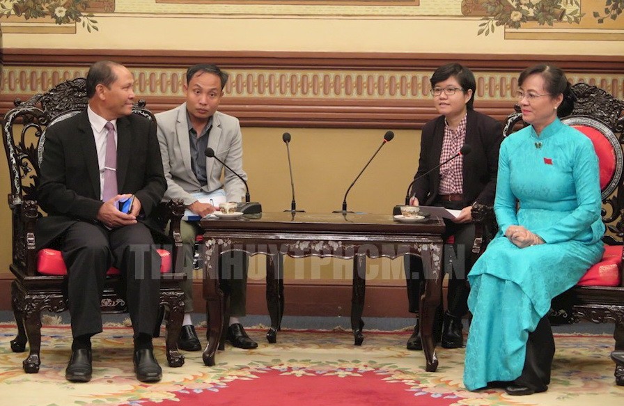 市人民議會主席阮氏決心(右)接見老撾國會經濟技術與環境委員會主任本邦‧西蘇勒。（圖源：市黨部新聞網）