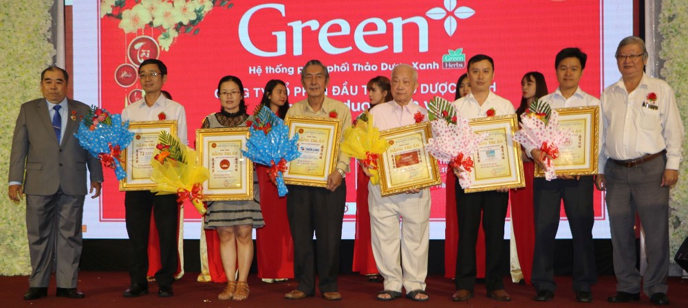 第五郡東醫會向熱情贊助的眾多單位頒發感謝書。