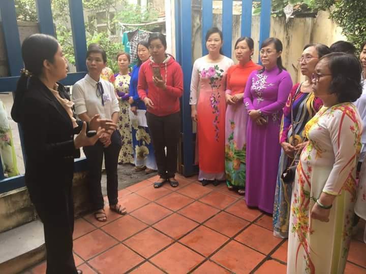 越華婦女正參觀華運資料印刷室遺址。