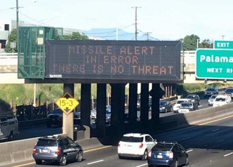 當局透過公路的顯示屏表示只是誤發警報。（圖源：AFP）