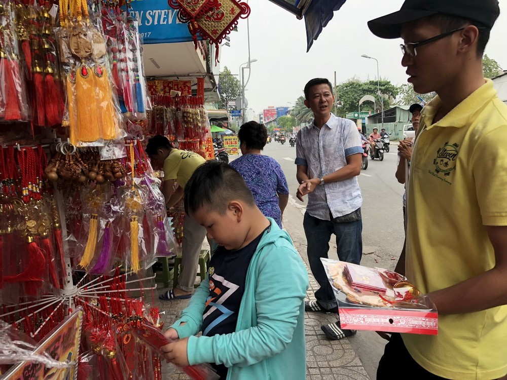 款式繁多的賀年應品吸引顧客選購。