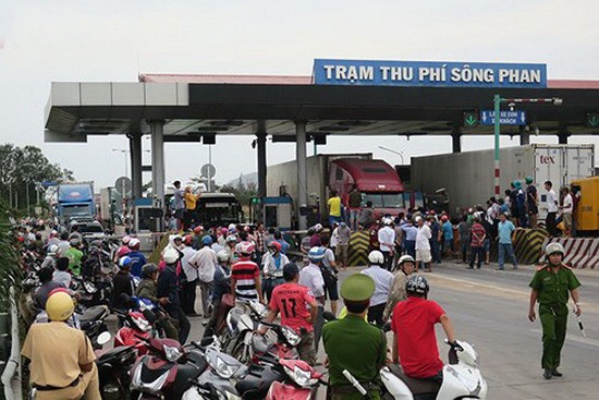 職能力量立即趕抵現場但仍未能解決擁堵情況。（圖源：VOV）