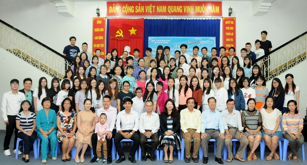 本報、各單位代表、老師及學員在2017年“寫作基礎培訓班”結業典禮留影。