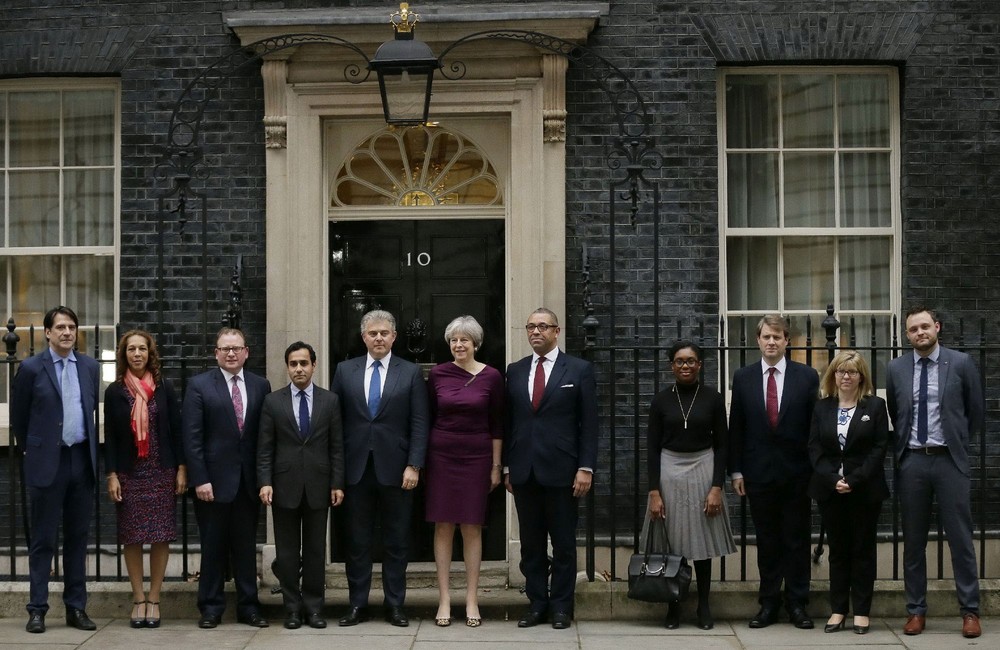 英國首相特蕾莎‧梅（中）與新內閣部分成員應對「脫歐」。（圖源：新華網）