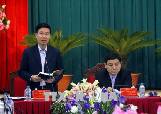 中央宣教部長武文賞(左)在檢討會議上發表指導意見。（圖源：越通社）