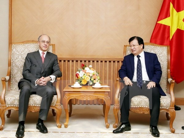 政府副總理鄭廷勇(右)接見英國怡和集團首席執行經理詹姆士‧沙遜侯爵。（圖源：越通社）