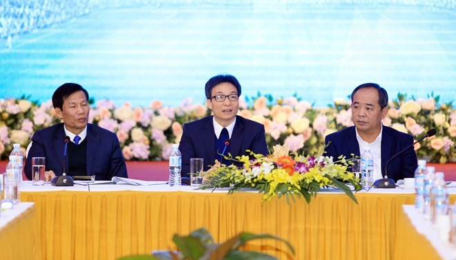 武德膽副總理（中）出席對話會。