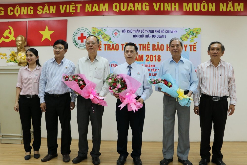 204 位越華同胞獲贈送醫保卡 ảnh 1