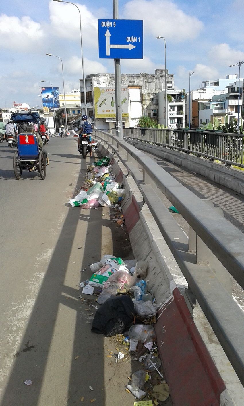 第八郡森舉橋上在行人步行的地方經常出現垃圾，令路人須走出車道，十分危險。