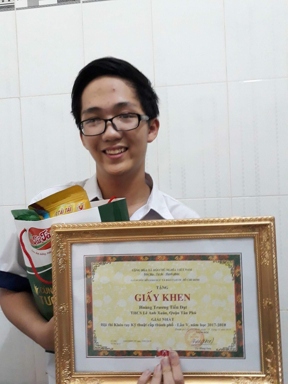 新富郡黎英春中學華人學生黃張進達(見圖)獲得資訊技術項目第一名。