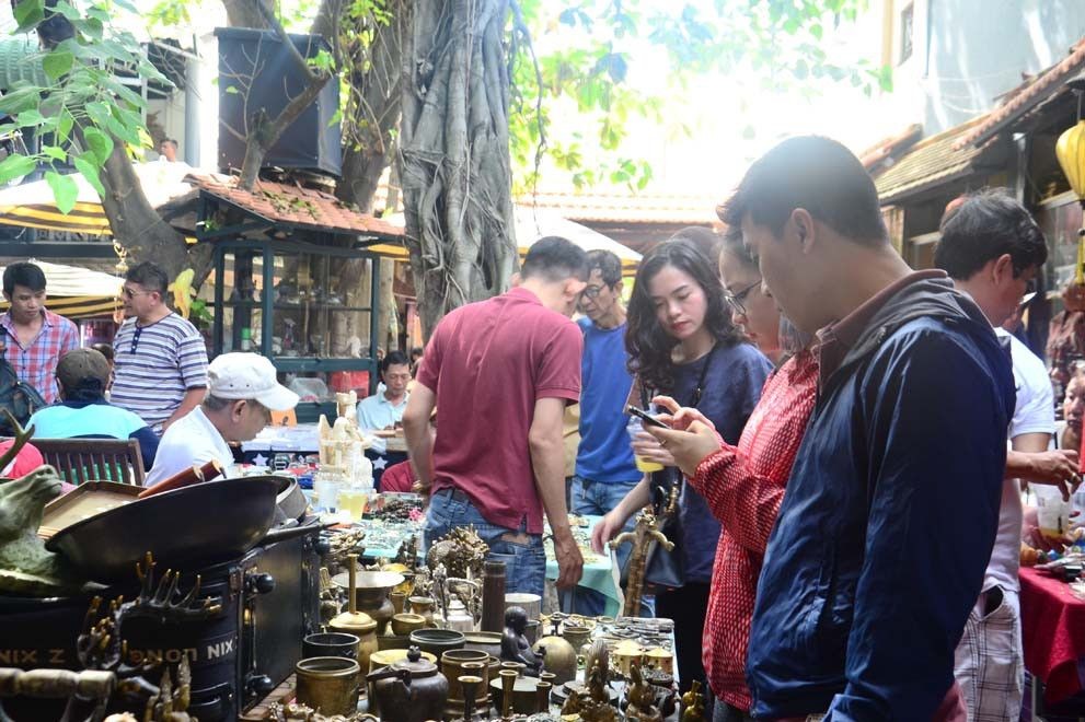 年輕人熱衷於古董市集 ảnh 2