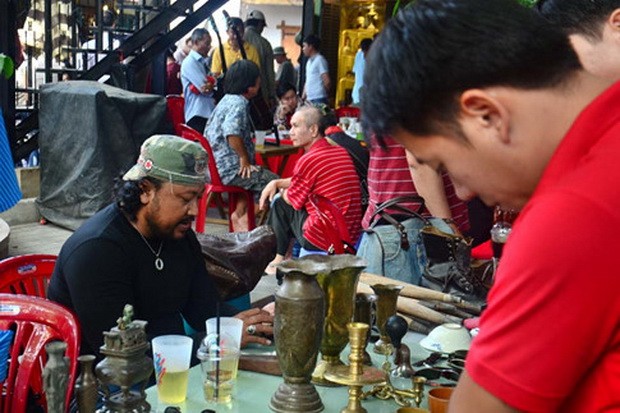 年輕人熱衷於古董市集 ảnh 1