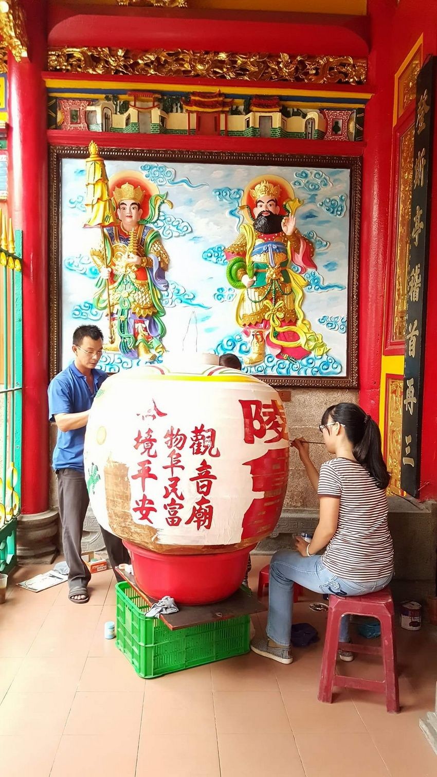 髹新大門前的兩個大燈籠。