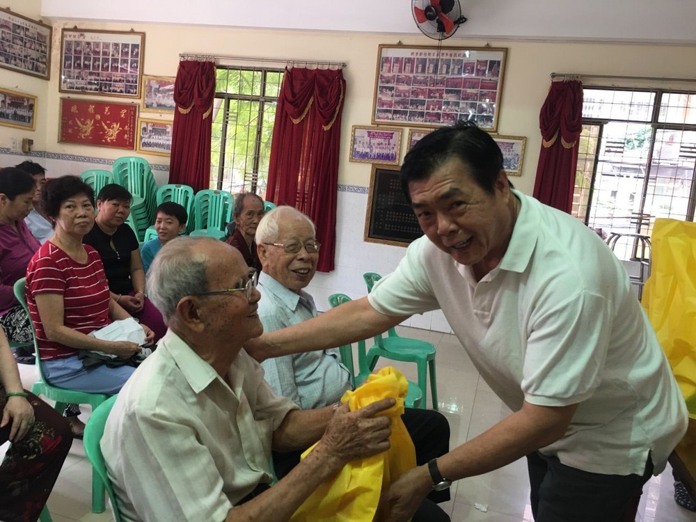 李氏宗祠常值副會長李祖俊向宗長贈送新春禮物。