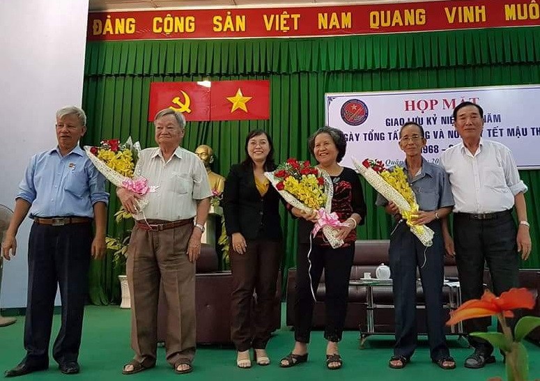 該郡婦女會主席梁氏菁竹與各榮軍進行交流，具體有張日光、阮功明、范翠響。