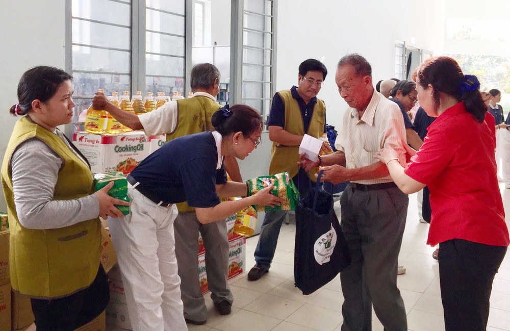 各志願者向貧困老人贈送新年禮物。